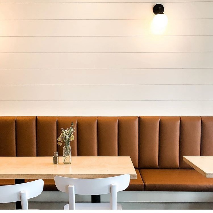 Louisa, Café de Quartier: café, bouffe et vin nature au grand bonheur de la communauté