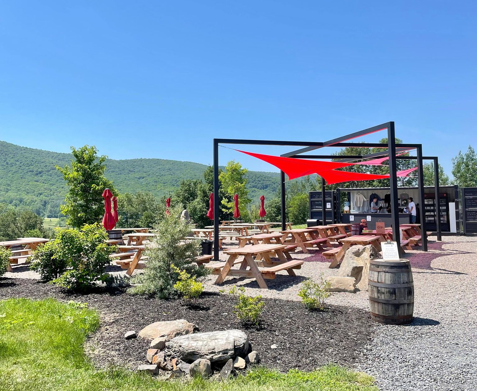 10 terrasses de microbrasseries québécoises qui offrent des vues imprenables pour un apéro de rêve
